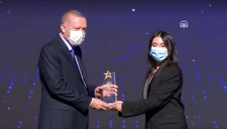 Президент Турции вручил награду сериалу "Дочь посла"